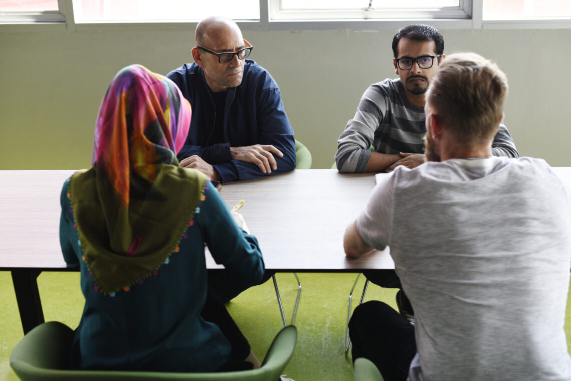 Il suffit parfois d’un mot mal choisi, d’un silence trop long, ou d’un regard évité… pour que le lien se tende. Entre professionnels, parents et enfants, la relation est vivante, fragile, précieuse. Et si nous apprenions à coéduquer autrement ? À faire avec plutôt que pour, à poser des mots justes, à choisir une posture professionnelle qui relie sans s’oublier. Cette formation propose un temps pour ralentir, observer, comprendre. Trois jours pour affiner sa place, mieux saisir la relation triangulaire entre adulte-parent-enfant, et explorer des outils de communication simples mais puissants. Trois jours pour apprendre à accueillir les émotions sans juger, poser un cadre sans rompre le lien, et bâtir pas à pas une coéducation apaisée, en écho aux besoins de l’enfant ou de l’adolescent.