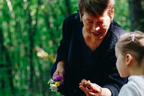 Valoriser le rôle des grands-parents Comprendre leur place unique dans la famille et l’importance de leur présence affective et psychologique auprès des petits-enfants. Différencier transmission et éducation Clarifier ce qui relève de la transmission (valeurs, histoires, souvenirs) et ce qui relève de l’éducation parentale, pour mieux situer leur rôle. Favoriser la communication intergénérationnelle Proposer des outils et pratiques pour renforcer le lien avec les enfants et les parents, et gérer les tensions ou différences de points de vue. Explorer la dimension positive et scientifique Présenter les recherches en neurosciences et en psychologie sur l’impact de la présence bienveillante des grands-parents sur le développement émotionnel et social des enfants.