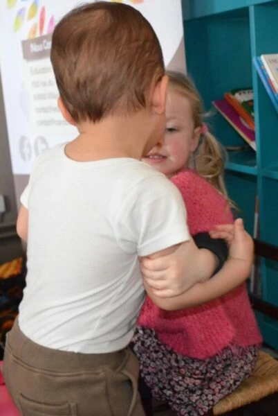 Les enfants se disputes malgré le rêve des parents d'inviter à la fraternité et la solidarité entre eux.